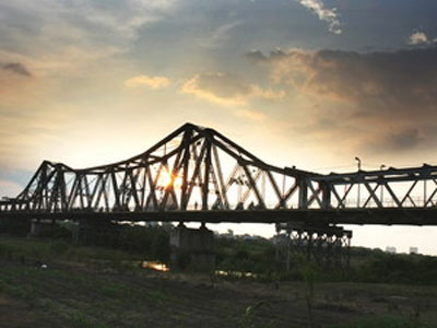 Xây cầu đường sắt vượt sông cạnh cầu Long Biên